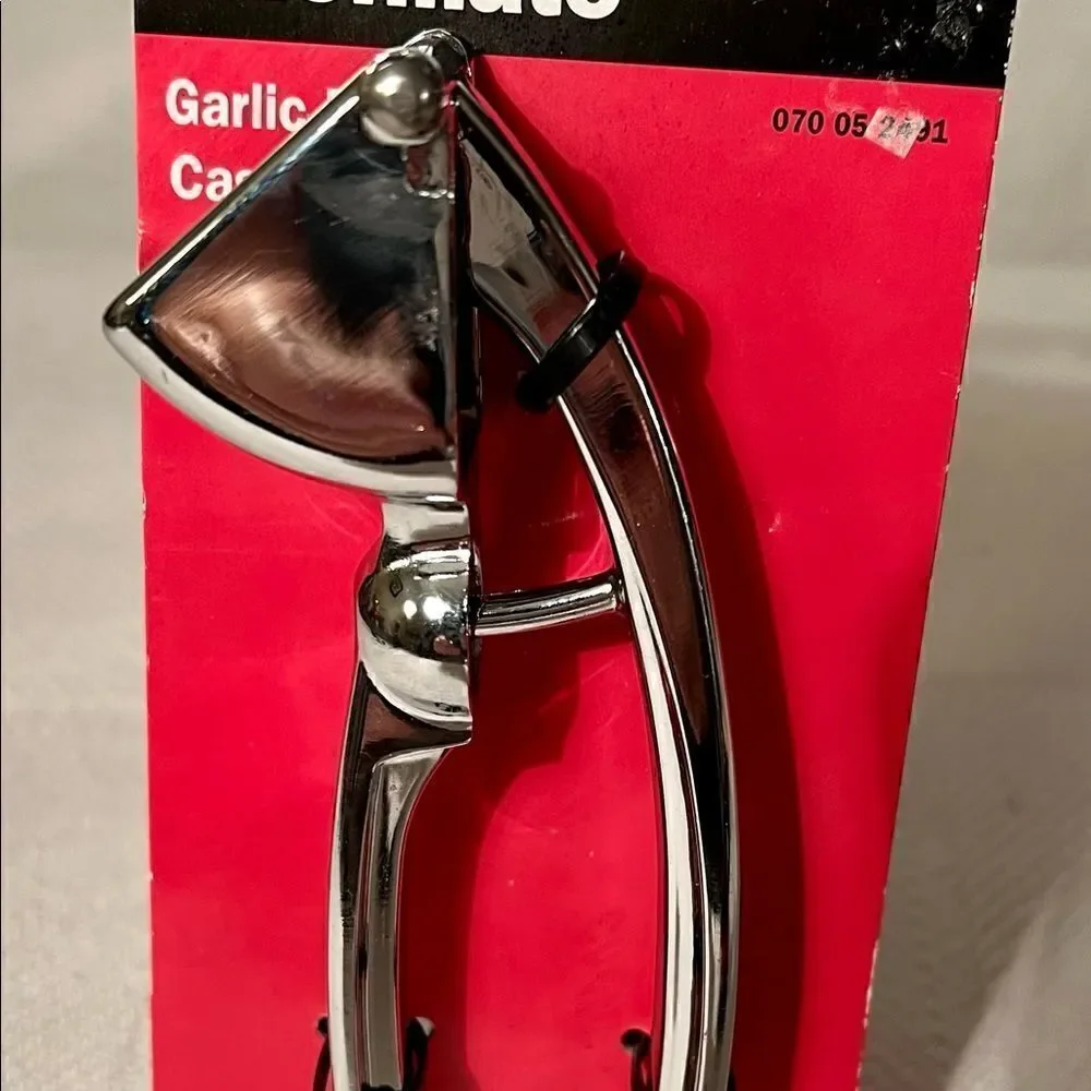 NWT Chefmate Black Handle Grip Garlic Press Cast Zinc.
